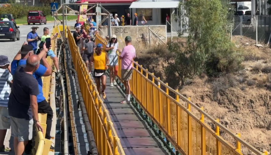 «Πετάει» και φέτος ο Φώτης Ζησιμόπουλος! Πέρασε πρώτος τον ισθμό της Κορίνθου στις 12:38.